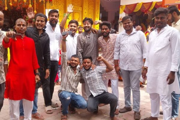 Sindoor: विजयदशमी पर ठाकुरवाड़ी मंदिर में महिलाओं ने खेला सिंदूर, पति की लंबी आयु और सुख-समृद्धि की की कामना; मां दुर्गा की पूजा-अर्चना