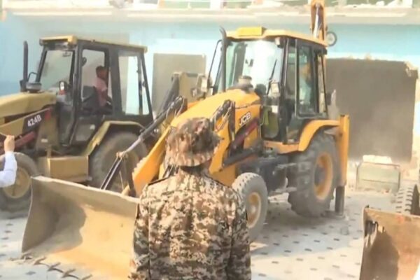 Bulldozer कार्रवाई: डॉ. नफीस की संपत्ति पर बरेली प्रशासन की कार्रवाई ‘I Love Muhammad’ प्रदर्शनों के बाद