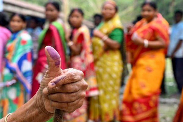 Bihar विधानसभा चुनाव 2025: Polls दो चरणों में, 100% वेबकास्टिंग, मोबाइल जमा काउंटर, और बढ़ी हुई मतदाता सत्यापन