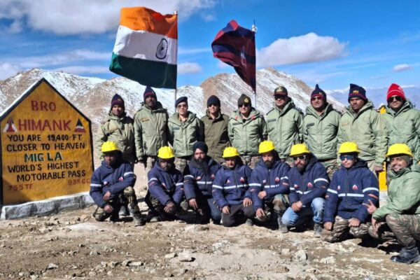 बॉर्डर रोड्स ऑर्गनाइजेशन (BRO) ने विश्व के सबसे ऊँचे मोटर योग्य दर्रे, मिग ला, पर 19,400 फीट की ऊँचाई पर फहराया तिरंगा