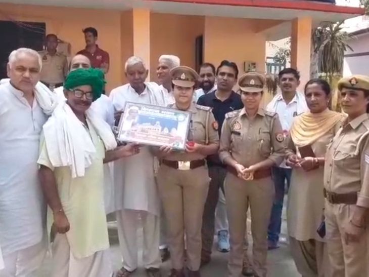 बागपत में मिशन शक्ति टीम को किया गया सम्मानित:मुठभेड़ में 25 हजार के इनामी गो-तस्कर को किया था गिरफ्तार