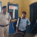 इटावा में ट्रेन में फर्जी लोको पायलट गिरफ्तार:दो साल से कर रहा था यात्रा, ड्रेस पहन रखी थी, गले में नकली आईकार्ड लटकाया
