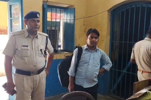 Arrest: इटावा में ट्रेन में फर्जी लोको पायलट गिरफ्तार, दो साल से कर रहा था यात्रा, ड्रेस पहन रखी थी, गले में नकली आईकार्ड लटकाया