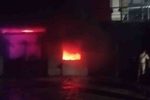 Fire: मोतिहारी में 4 करोड़ की बाइक-सामान जलकर राख, हीरो एजेंसी में शॉर्ट सर्किट के कारण लगी आग