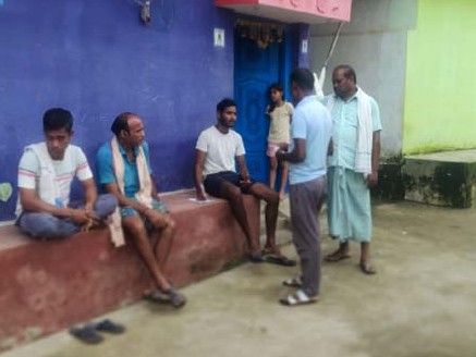 Illegal शराब के खिलाफ रायगढ़ में ग्रामीणों की एकजुटता: छिछोर-उमरिया में बिकी अवैध शराब पर 21 हजार का जुर्माना, गांव में कराई गई मुनादी