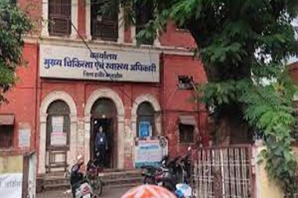 MP News: Indore में खातीवाला टैंक पर डॉक्टर के क्लिनिक पर हंगामा; महिला के गलत इलाज से मौत का आरोप, पुलिस का बयान- पुराना मामला है लोगों का आक्रोश