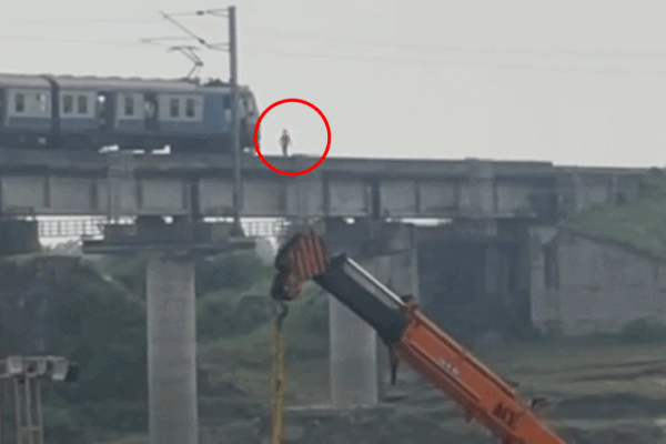 Train के सामने आया शख्स, 15 मिनट तक खड़ी रही: बालाघाट में ट्रैक पर किया हंगामा, वीडियो में लोको पायलट ने हटाने लगाई आवाज