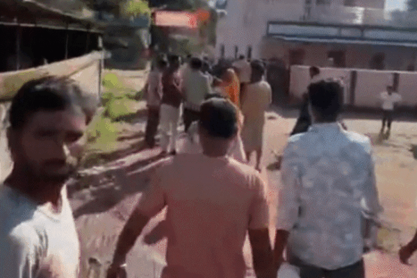 MP News: Stone Pelting के दौरान दुर्गा प्रतिमा विसर्जन: बुरहानपुर में डीजे पर गाना बजाने को लेकर विवाद; हिंदू संगठनों की कार्रवाई की मांग