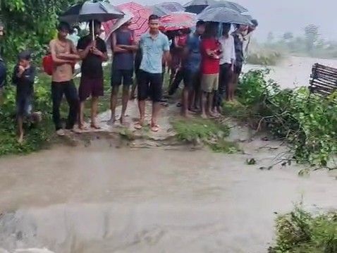 Bihar News: Canal बांध टूटा, गोपालगंज में भारी बारिश से खेतों में फैला पानी, ग्रामीण मरम्मत में जुटे