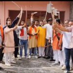 शिवसेना ने विजयादशमी पर किया शस्त्र पूजन:मुजफ्फरनगर में पारंपरिक तरीके से की पूजा, शंखनाद के साथ शुभारंभ