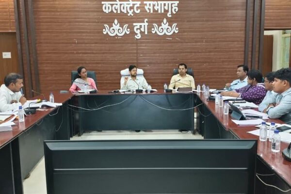 Revenue: दुर्ग कलेक्टर ने राजस्व प्रकरणों की समीक्षा की, अवैध कब्जा हटाने और भू-अर्जन में तेजी लाने का दिया निर्देश, लापरवाही पर दी सख्त चेतावनी