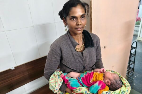 Delivery: बड़वाह में जननी वाहन नहीं आया, सड़क पर हुई डिलीवरी; पति बाइक पर ला रहा था अस्पताल, मां और नवजात बेटा स्वस्थ