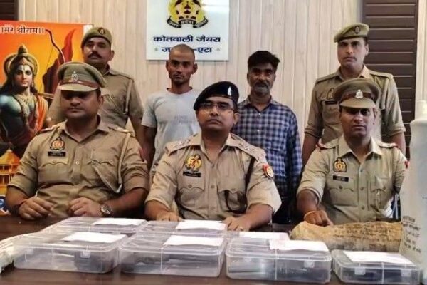 Illegal Arms: एटा में अवैध हथियार फैक्ट्री का खुलासा, 2 आरोपी गिरफ्तार: 7 तमंचा और हथियार बनाने के उपकरण जब्त