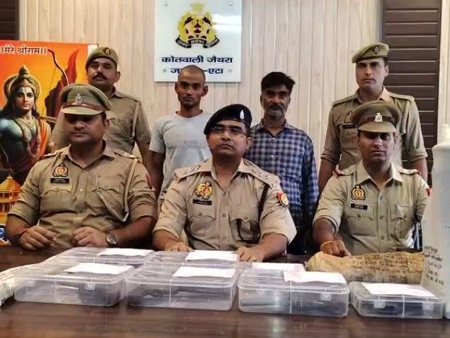एटा में अवैध हथियार फैक्ट्री का खुलासा, 2 आरोपी गिरफ्तार:7 तमंचा और हथियार बनाने के उपकरण जब्त