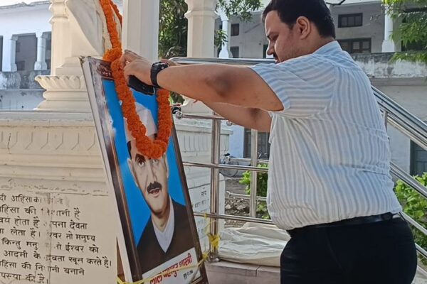Gandhi-शास्त्री जयंती पर अंबेडकरनगर में कार्यक्रम, जिलाधिकारी ने चलाया चरखा, एसपी ने किए आदर्शों पर विचार