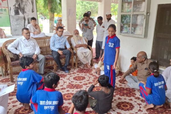 “Peace” MP News: छतरपुर में गांधी जयंती पर सद्भावना रैली निकली: गांधी आश्रम में न्यायाधीश और एसपी ने सत्य-अहिंसा के आदर्शों को अपनाने का दिया संदेश