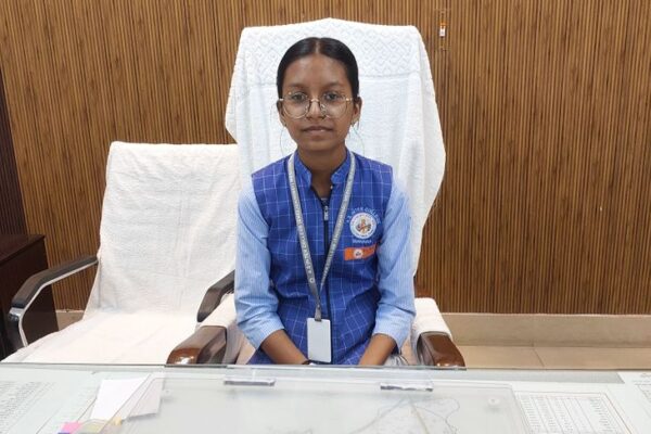“DM One Day: मेरठ में बैष्णवी सिंघल बनीं, 10वीं की टॉपर की हैंडराइटिंग की तारीफ, पीड़ितों की मदद न करने पर दी कार्रवाई की चेतावनी”