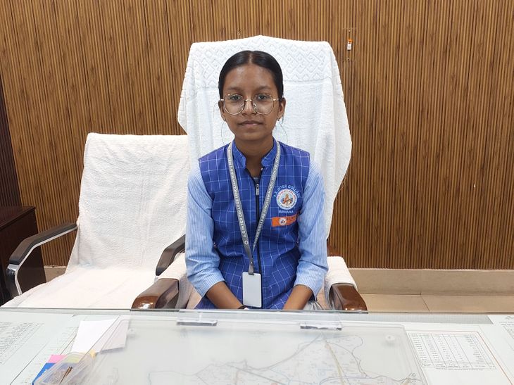मेरठ मेें एक दिन की डीएम बनी बैष्णवी सिंघल:10वीं की टॉपर की हैडराइटिंग की हुई तारीफ, पीड़ितों की मदद न करने पर दी कार्रवाई की चेतावनी