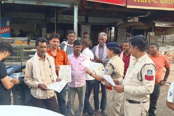Cyber Security: MP पुलिस का अभियान, नागरिकों को डिजिटल अरेस्ट और फ्रॉड से जागरूक करने के लिए पैंपलेट्स बांटे