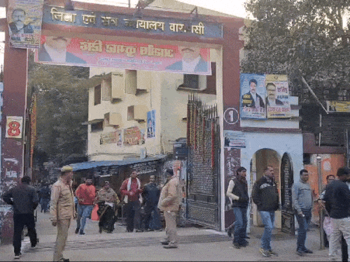 Gangster त्रिभुवन सिंह वाराणसी कोर्ट से दोषमुक्त, 29 साल पहले के हमले में 50 हजार का इनाम, साथी बालिन्द्र को मुठभेड़ में मार चुकी पुलिस