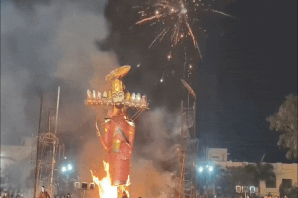 Ravan Dahan: रीवा में रात 12 बजे हुआ रावण दहन, सैकड़ों लोग रहे मौजूद; दशहरा मैदान में जलाए गए 50 फीट के रावण, 45 फीट के मेघनाथ-कुंभकरण
