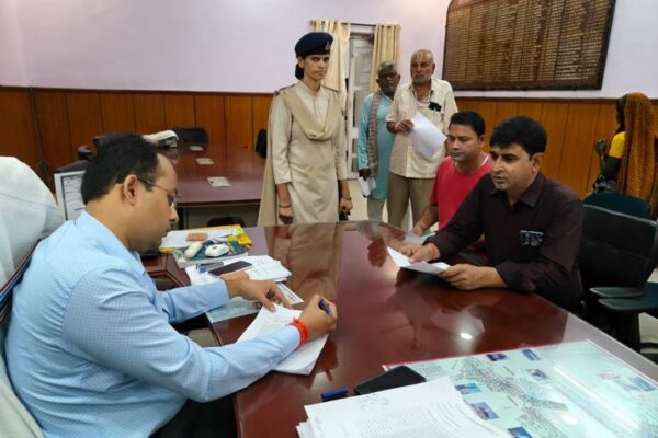 Bihar News: Encroachment पर जनता दरबार में उठी समस्याएं, डीएम ने सीओ-थाना प्रभारी को कार्रवाई के दिए निर्देश, 50 से अधिक मिली शिकायतें