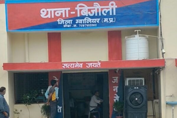 MP News: Minor ग्वालियर की लापता नाबालिग 4 दिन बाद इटावा से मिली, पुलिस ने मोबाइल लोकेशन से किया ट्रेस; परिवार की डांट के बाद मथुरा-वृंदावन घूमने निकली थी