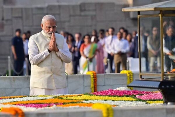 Gandhi Jayanti: पीएम मोदी ने राज घाट पर महात्मा गांधी को अर्पित किए पुष्पांजलि | WATCH