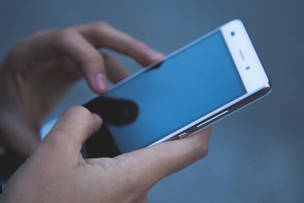 Phone की इस मुद्रा में पकड़ने से बढ़ रहा है तनाव | स्वास्थ्य समाचार