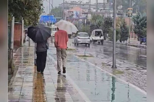 Heavy Rain: श्रीनगर के कुछ हिस्सों में बारिश, IMD का जम्मू-कश्मीर में आंधी और गरज के साथ बारिश का पूर्वानुमान