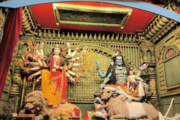 Selfie: आजमगढ़ की दुर्गा पूजा में बहुरूपिया कलाकारों की प्रस्तुति, माता की आराधना के साथ मनोरंजन का दृश्य, भारी भीड़ जुटी