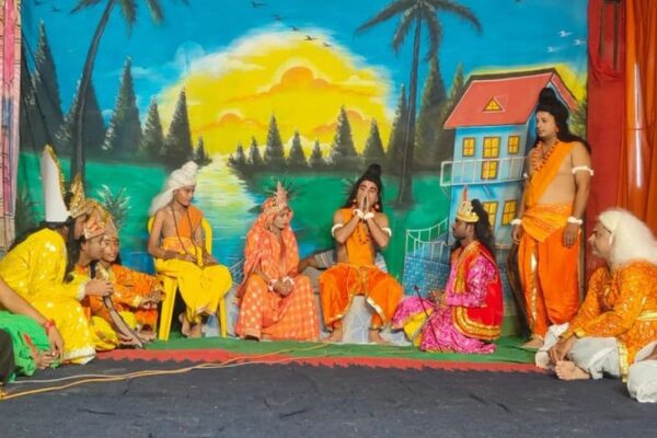 “Rama Leela: आजमगढ़ में भगवान श्रीराम से मिले निषाद राज, जयकारों में गूंजे ‘आप कौन श्रीराम जी'”