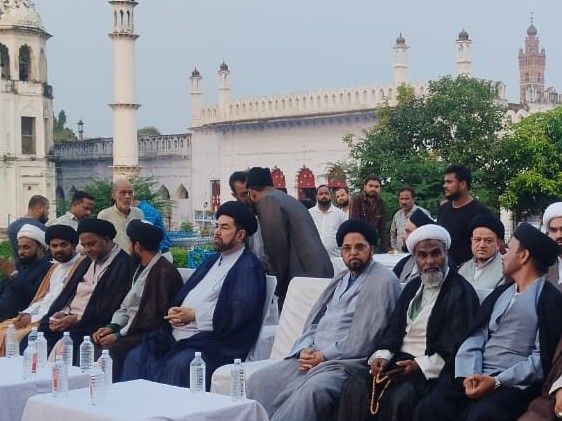 लखनऊ छोटा इमामबाड़ा में शिया उलमा-अंजुमनों की बैठक:हुसैनाबाद ट्रस्ट पर भ्रष्टाचार के आरोप लगाए , मौलाना जव्वाद बोले जमीनों को बचाने के लिए किसी भी हद तक जा सकते हैं