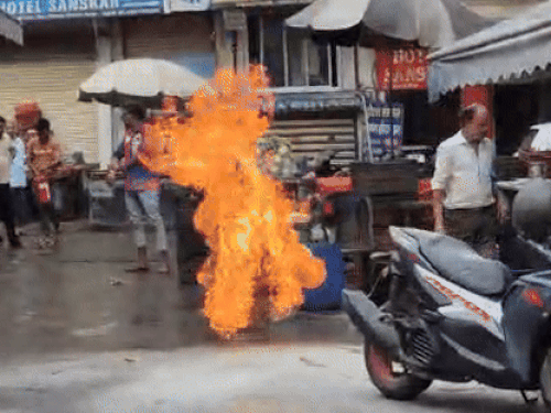 Cylinder: राजस्थान में नाश्ते की दुकान पर लगी आग, VIDEO में देखा गया मंदिर में जल रहे दिए से कैसे हुआ हादसा