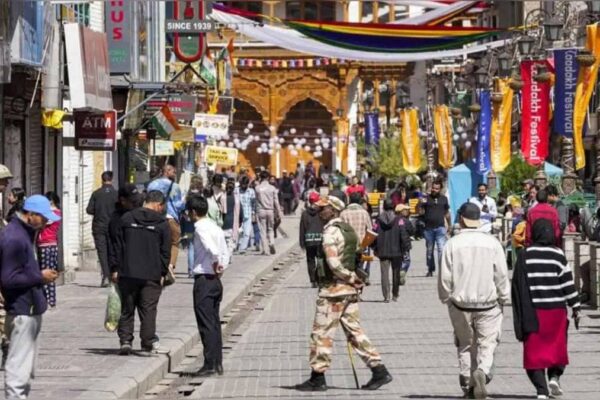 Curfew Relaxed: लेह में एक सप्ताह के बाद बाजार फिर से खुले, निवासियों के लिए राहत की सांस
