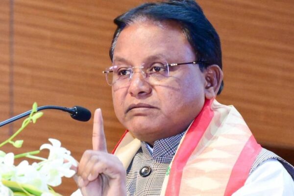 Massive इंटरनेट बंदी! कटक में हिंसक झड़पों के बाद ओडिशा सरकार ने व्हाट्सएप, फेसबुक पर लगाया प्रतिबंध