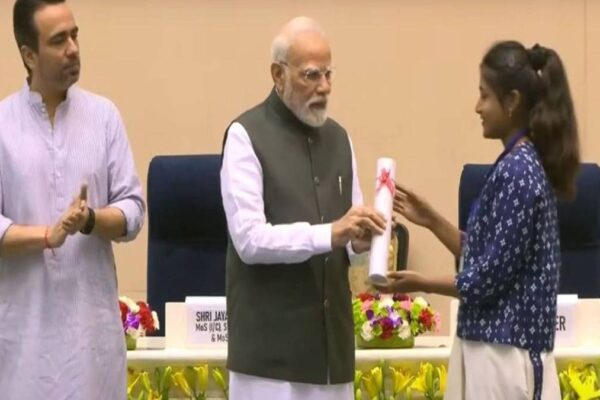 “Felicitates: पीएम नरेंद्र मोदी ने कौशल दीक्षांत समारोह में 46 ऑल-इंडिया टॉपर्स को सम्मानित किया”