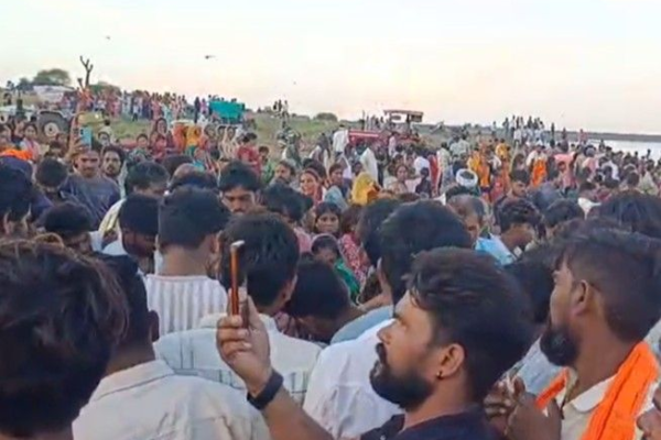 BREAKING: खंडवा में तालाब में गिरी ट्रैक्टर-ट्रॉली, 11 की मौत; दुर्गा विसर्जन के दौरान हुआ दर्दनाक हादसा