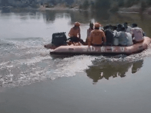 Search Operation: आगरा में 72 घंटे से चल रहा सर्च ऑपरेशन, ऊटंगन नदी में डूबे 13 युवकों में से 7 की तलाश जारी, 40 मीटर लंबा अस्थायी बांध बनाया