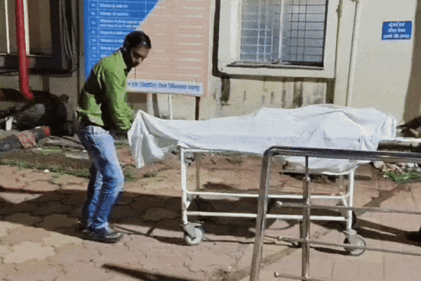MP News: BREAKING जबलपुर में दुर्गा विसर्जन के दौरान ट्रक से टकराने से करंट लगने से दो की मौत, 10 से ज्यादा झुलसे; मची भगदड़