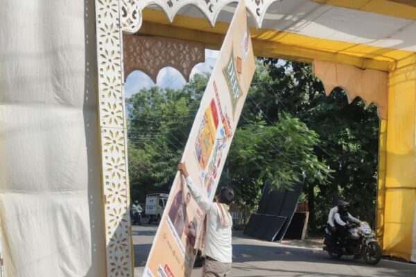 Advertisement: उत्तर प्रदेश में नगर निगम ने सुरेश चंद-दिनेश चंद के विज्ञापन गेट उखाड़े, त्योहार पर बिना अनुमति के लगे थे विज्ञापन
