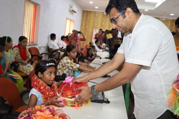 Navratri: उत्तर प्रदेश में नवरात्र के नवें दिन घर-घर हुआ कन्या पूजन, शाम को मंदिरों में होंगे देवी जागरण, जगह-जगह हुए भंडारे