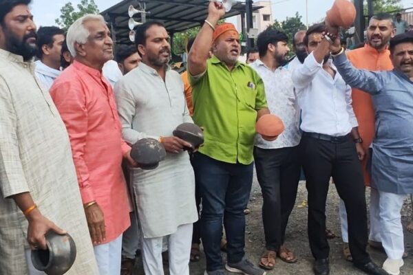 Dussehra: उज्जैन में रावण दहन का विरोध, बोले- कोर्ट जाएंगे: ब्राह्मण समाज ने दशहरा मैदान पर फोड़ी काली मटकियां, कहा- विधि और शास्त्र सम्मत नहीं