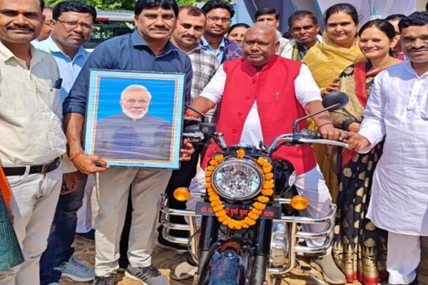 Prize Competition: PM नरेंद्र मोदी के नाम निकला इनामी प्रतियोगिता का बुलेट, कोरिया जिले में पार्षद ने खरीदा कूपन, मिला पहला इनाम, सांसद भी पहुंचे बधाई देने