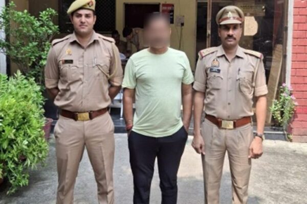 Bank: उत्तर प्रदेश में 47.50 लाख का गबन, पूर्व बैंक अधिकारी गिरफ्तार, पत्नी-बच्चों के खातों में ट्रांसफर किए पैसे