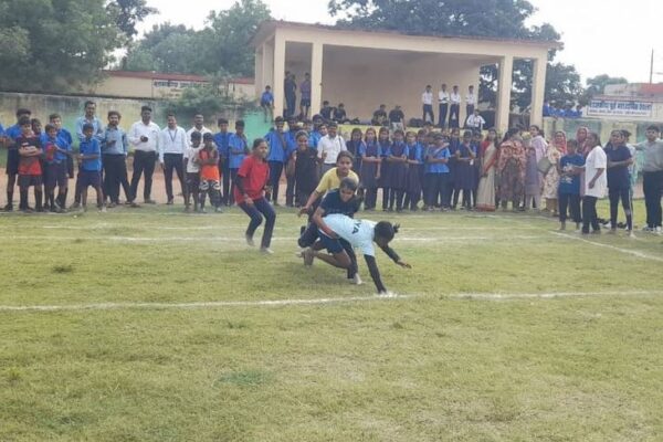 Sports: छत्तीसगढ़ सांसद खेल महोत्सव में खिलाड़ी नहीं पहुंचे, ग्रामीणों की भीड़ उमड़ी