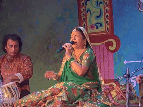 Cultural उत्सव: प्रयागराज में मालिनी अवस्थी ने लोकगीतों से किया श्रोताओं को मंत्रमुग्ध, तीन दिवसीय संस्कृति उत्सव की शुरुआत