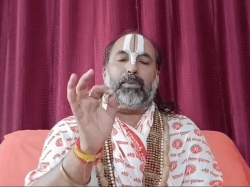 Temple News: ‘मठ-मंदिरों के पैसों पर देवी देवताओं का अधिकार’ – प्रयागराज में पीठाधीश्वर का बयान