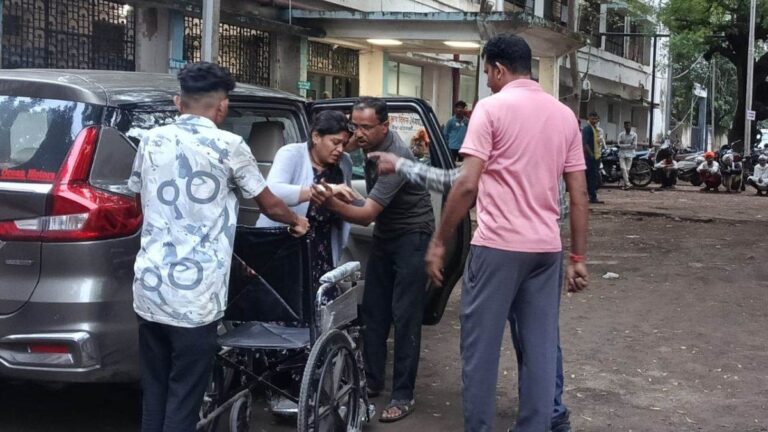 Crash: बड़वानी में मवेशी को बचाने में बस पलटी, 19 घायल