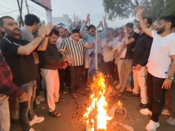 Protest: सिंधी समाज ने अमित बघेल का पुतला फूंका, कार्रवाई की मांग